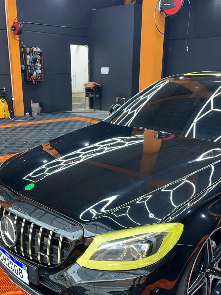 Antes: Mercedes-Benz preta chegando ao box, com faróis isolados para o serviço