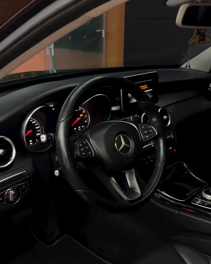 Interior de uma Mercedes-Benz com volante e painel limpos
