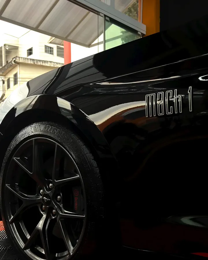 Para-lama de um Mustang Mach 1 preto com a pintura brilhando
